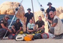 Grupo de Bribones Xtreme en Jordania junto a la asirióloga Rocío Da Riva, el arqueólogo alemán Michael Herles y el arqueólogo jordano Mohamad Najjaf