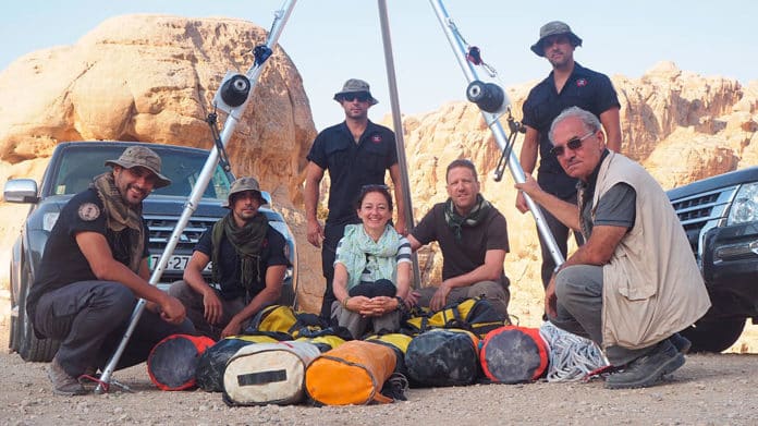Grupo de Bribones Xtreme en Jordania junto a la asirióloga Rocío Da Riva, el arqueólogo alemán Michael Herles y el arqueólogo jordano Mohamad Najjaf