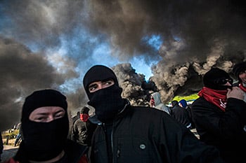 Mineros asturianos entre el humo de las barricadas con las que cortaron la circulación en la autopista Y en mayo de 2012