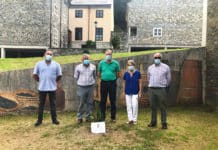 La corporación municipal de Pesoz planta el "Teixo da memoria" en honor a las victimas del coronavirus