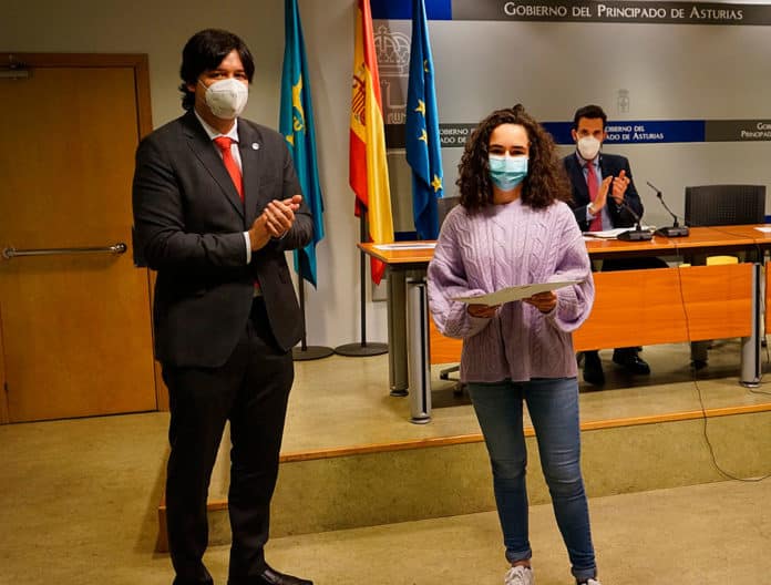 Andrea Ariznavarreta recibe el tercer premio AsturiasSteam 2021 por su dispositivo que permite conocer el aforo de cualquier establecimiento comercial