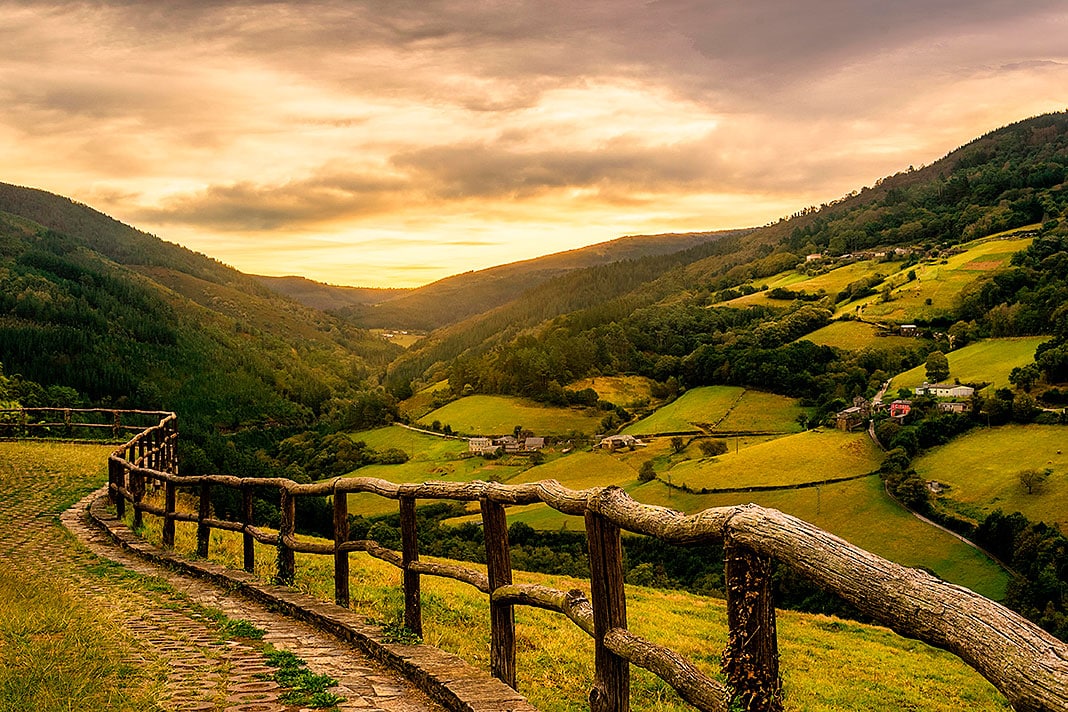 Atardecer en uno de los valles de Taramundi (Asturias)