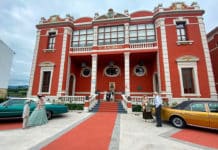 Presentación de la candidatura frente al Casino para el programa Conexión Asturias, con la participación de varios colectivos naviegos.
