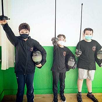 Niños de la Escuela Asturiana de Esgrima Antigua en la sala de Oviedo