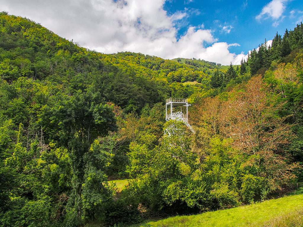 Castillete del pozo San Fernando en Orillés, Aller, imagen de portada de Asturias Industrial. (Asturias)