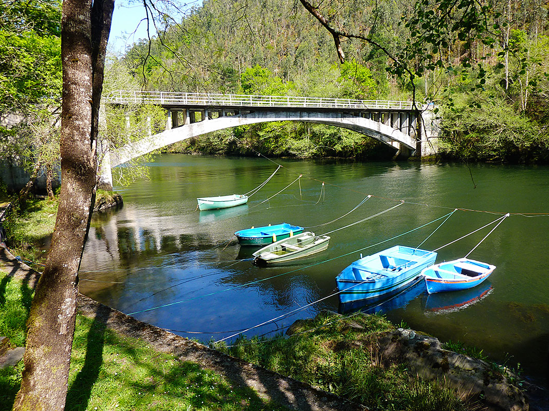 Área recreativa Puente de Castrillón, en la Ruta de los Miradores del Río Navia