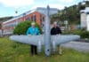 Los Corredoria, en Arnao, con un avión de la Segunda Guerra Mundial al que solo le falta la fase final de pintura.