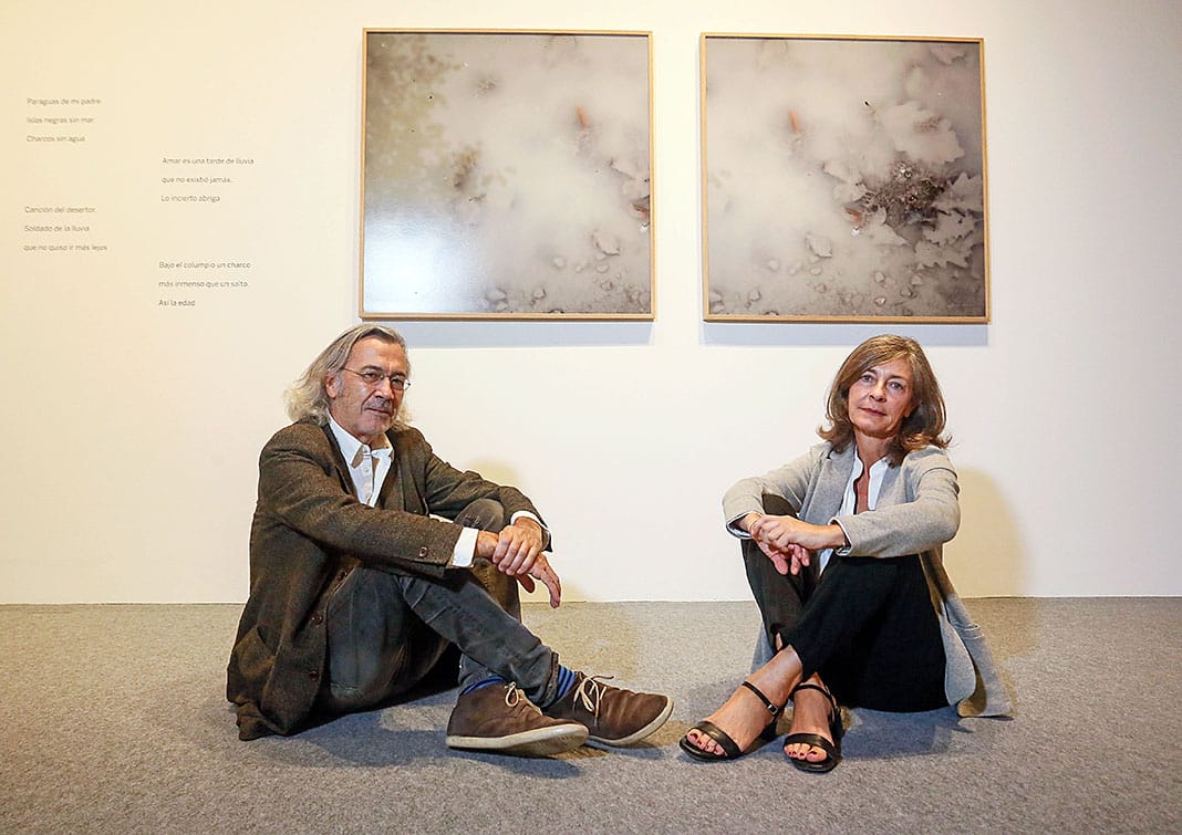 El poeta asturiano Fernando Beltrán y la artista plástica y fotógrafa Rosa Juanco el día de la inauguración de la exposición