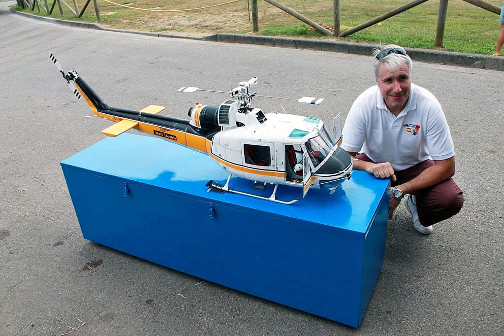 Carlos Corredoira Chamorro, en San Cucao, con uno de sus helicópteros, recién terminado.