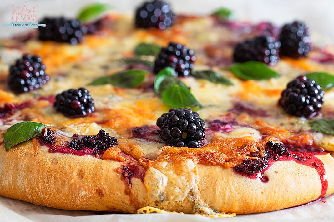 Pizza de queso azul y moras. Blog El toque de Belén