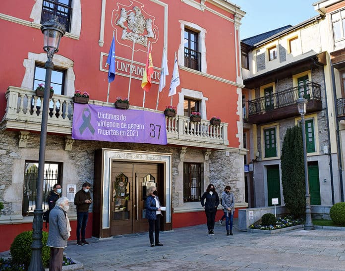 Acto de repulsa contra la violencia de género frente al Ayuntamiento de Navia el pasado 10 de noviembre