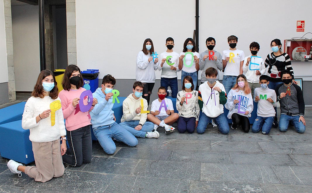 Los alumnos de 2º de la ESO A del IES Cristo del Socorro (Luanco) organizan la carrera solidaria 'Corre por La Palma'.