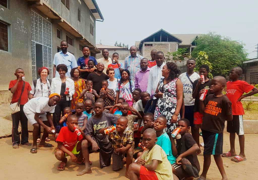 La escritora con jóvenes del centro Bana ya Poveda en Kinshasa, que acoge a niños en situación de vulnerabilidad.