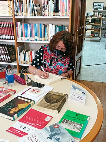 La escritora Pilar Sánchez Vicente fue la encargada de inaugurar el Punto Lila en la Biblioteca Carlos Peláez de Navia