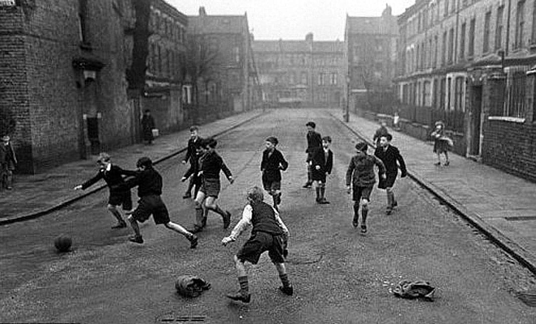 Jugando al fútbol en la calle