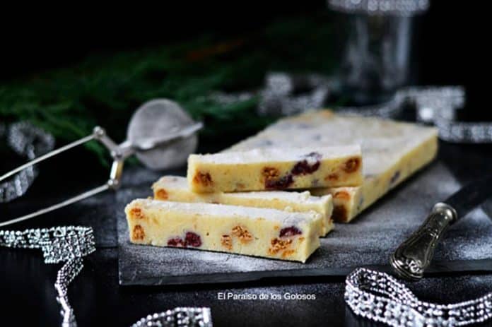 Turrón de chocolate blanco, queso y arándanos elaborado por Encarnita Fernández, del blog El Paraíso de los Golosos