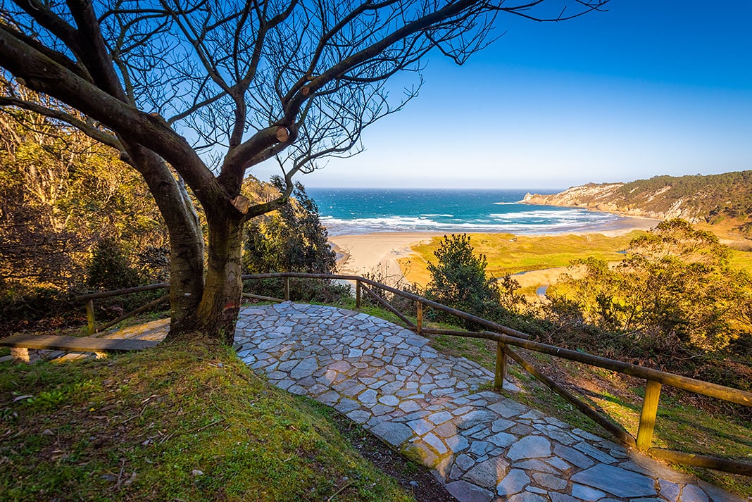 Acceso a la playa de Barayo (Navia - Valdés)