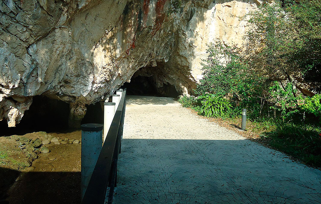 Entrada a la Cueva de Tito Bustillo (Ribadesella)