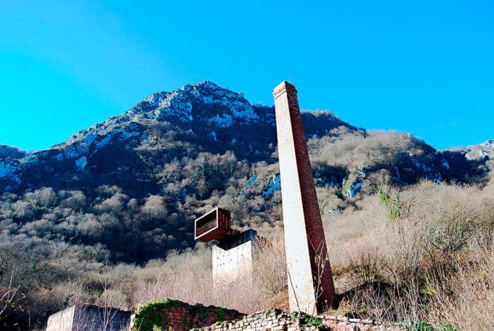 Mirador y chimenea en las minas de Texeo. Llamo - Riosa