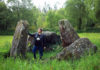 Vanessa Riesgo junto al dolmen Arca da Moura, en Galicia