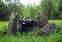 Vanessa Riesgo junto al dolmen Arca da Moura, en Galicia