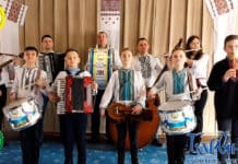 Alumnos ucranianos de la Escuela de Música de Barvinok (Ucrania) interpretando el Himno de Asturias