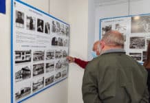 Visitantes asistentes a la exposición fotográfica "Nostalgia" en Gozón