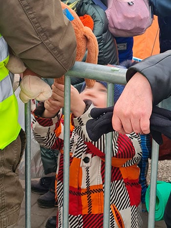 Niño ucraniano recibe un juguete de uno de los voluntarios