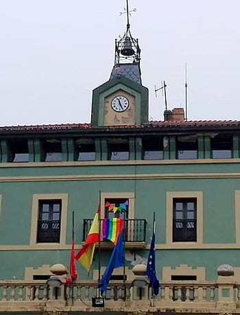 Primera bandera LGTBI en el Ayuntamiento de Tineo, en el año 2018