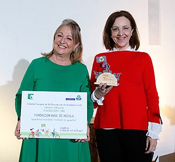 Blanca Cañedo-Argüelles, presidenta de la Fundación Mar de Niebla, recogiendo el premio al mejor proyecto en la categoría Asociación/ONG que concede Cogersa en Asturias, de manos de Paz Orviz, gerente de Cogersa.