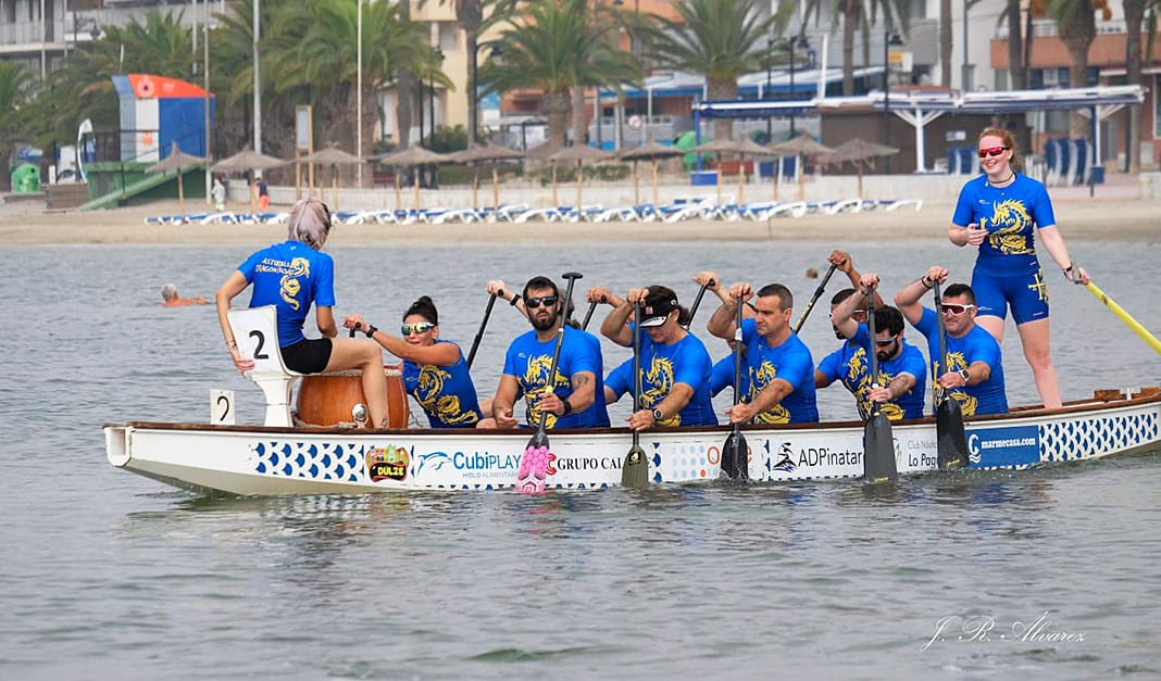 Equipo Open senior del Asturias Dragón Boat ganador de un oro en Murcia en el Campeonato de España de Larga Distancia, en 2019.
