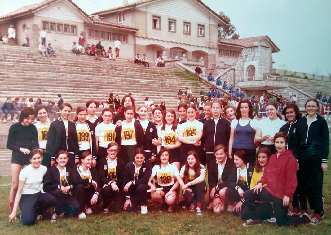 Equipo de atletismo del Instituto femenino de Oviedo, en el Cristo de las Cadenas, a mediados de los años 70