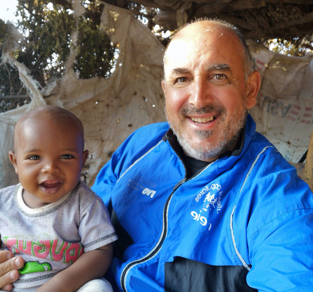 Alberto Campa con un bebé africanco en un viaje a Somalia