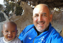 Alberto Campa con un bebé africanco en un viaje a Somalia