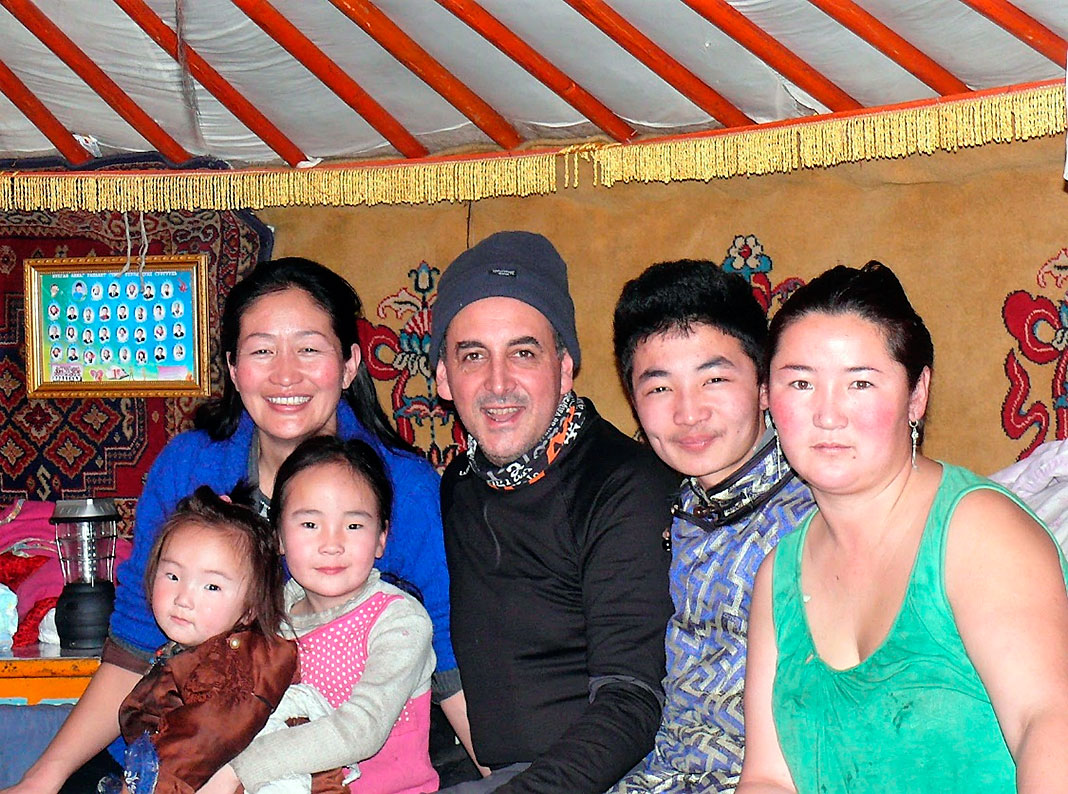 Alberto con una familia en Mongolia, durante el viaje que dio pie a su libro 'Una vuelta al mundo bajo cero'