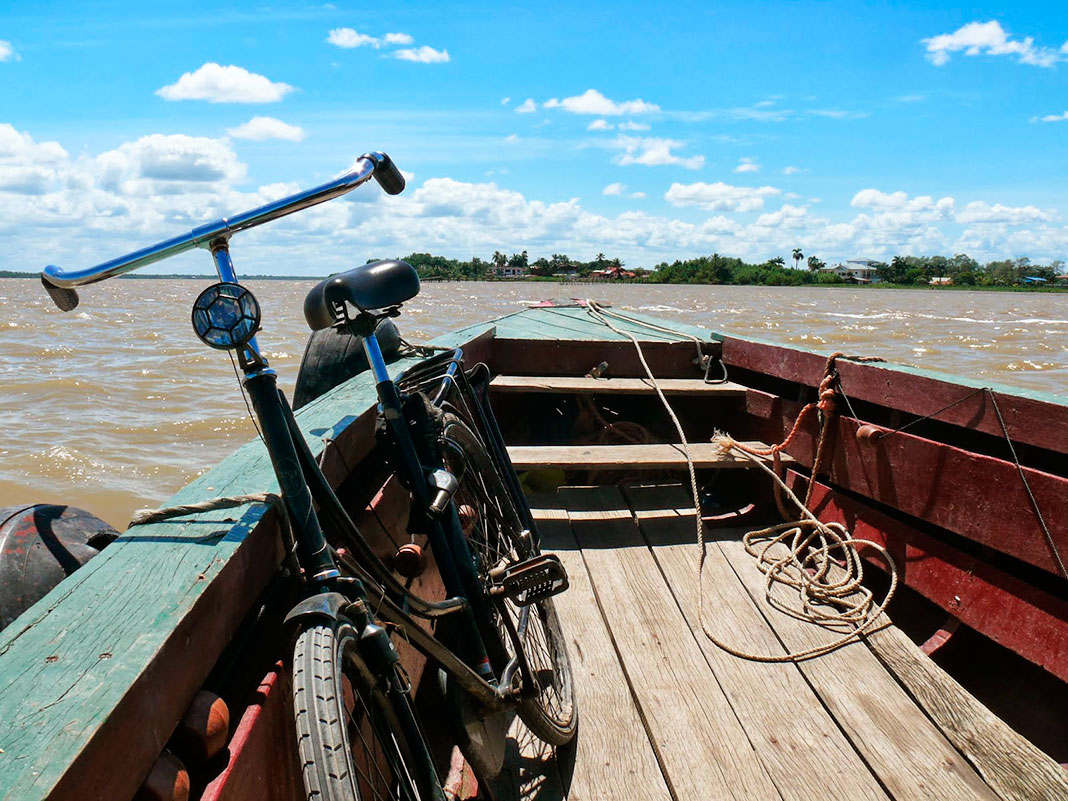Embarcado con su bici en dirección a la antigua colonia de los Países Bajos, Nieuw Amsterdam, en Brasil