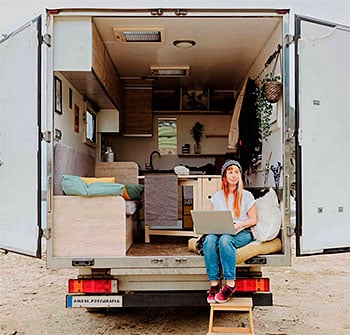 Lena, asturiana que viaja en un camión camperizado en el que trabaja creando piezas de artesanía con minerales y viaja de un lado a otro para venderlas.