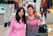 Dafne (izda) e Iris González Fernández, fundadoras de Saltapraos, en un mercadillo