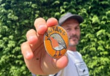Santiago Villa, creador de @piedresnelcamin, con una de sus piedras pintadas