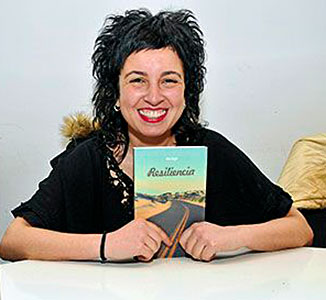 La escritora Ana Vega, presentando su libro "Resiliencia" en 2016