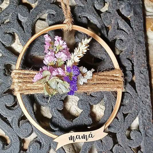Bastidor de madra y flores secas diseñado por Fabricia Crafts