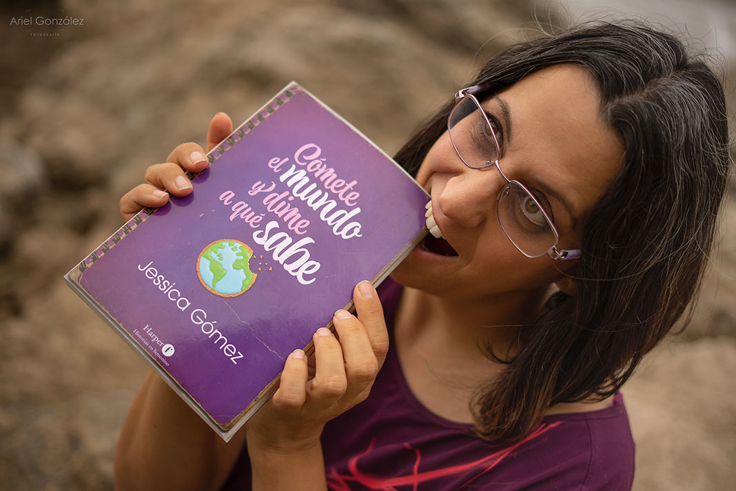Jessica Gómez, escritora, con su último libro "Cómete el mundo y dime a qué sabe"