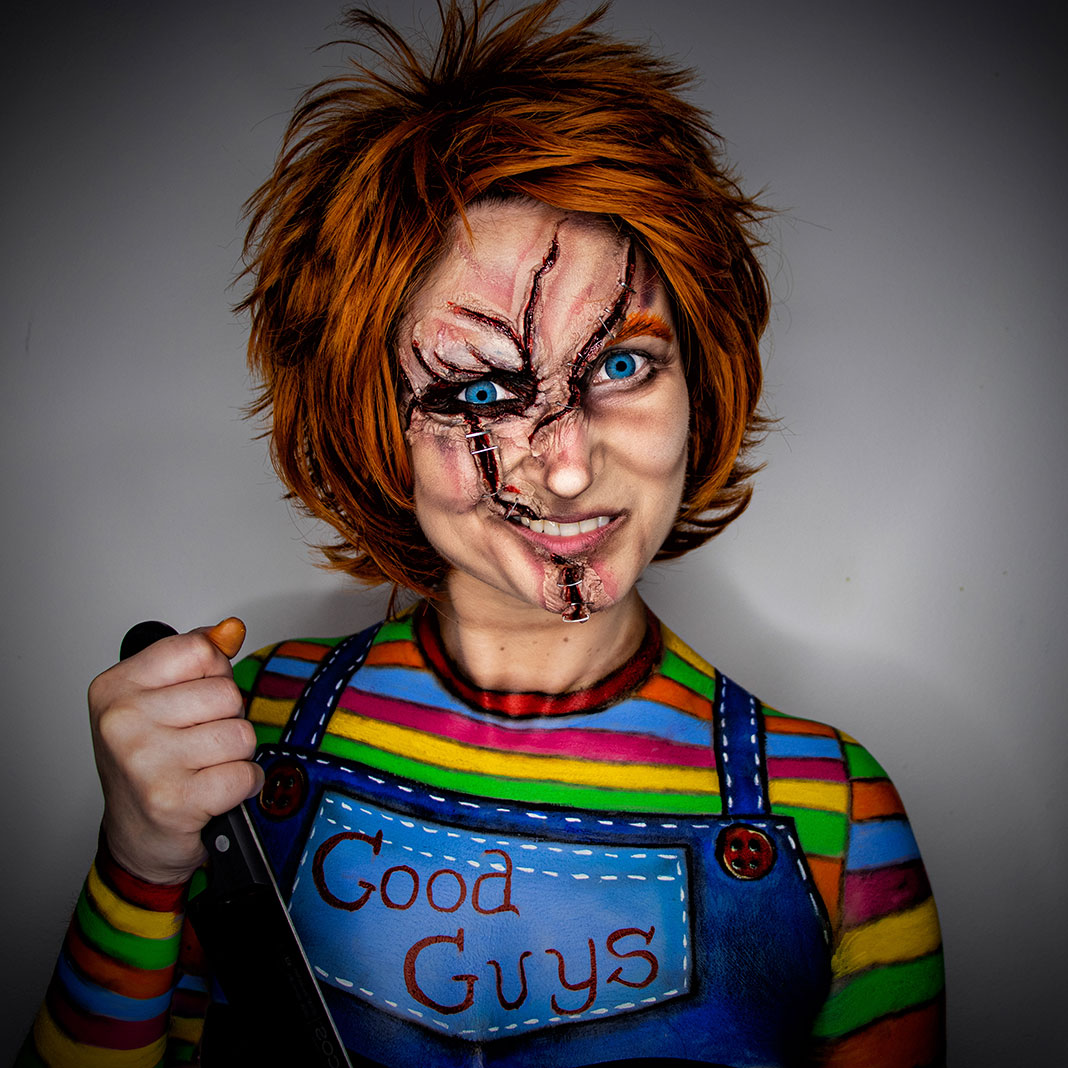 Marian Pumarada caracterizada como Chucky, el muñeco diabólico