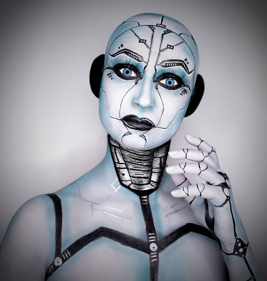 Marian Pumarada caracterizada como un robot