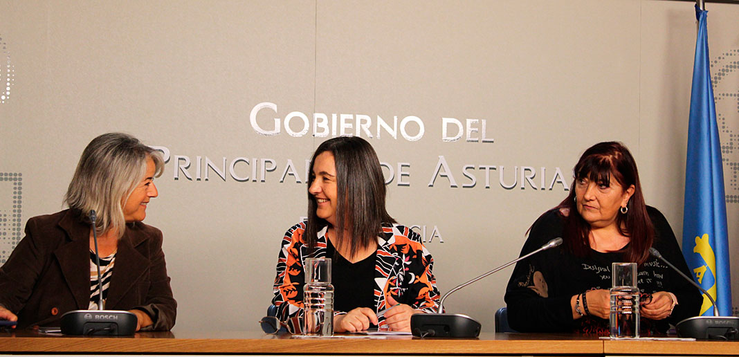 De izquierda a derecha, Manuela Suárez, coordinadora de Violencia de Género de la Dirección General de Igualdad, Nuria Varela, directora general de Igualdad del Gobierno de Asturias, y Victoria Carbajal, coordinadora del Centro de Crisis para Víctimas de Agresiones Sexuales.