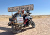 Elsi Rider con su moto en el desierto de Namibia