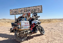 Elsi Rider con su moto en el desierto de Namibia