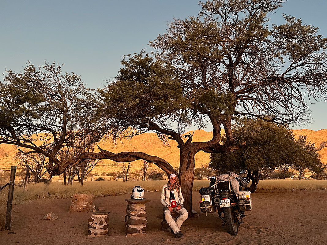 Momento previo al montaje del campamento en el desierto de Namibia. Elsi Rider