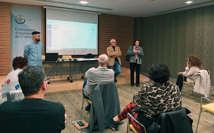 El Director General de Política Llinguística, Antón García junto a la presidenta de la FACC, Cecilia Pérez con los asistentes a uno de los cursos de Falamos