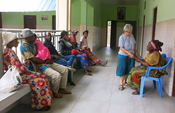 Sor Ángela en el Centro de Salud Mental de Télema (Kinshasa)